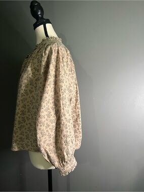 Neuflora ditsy botanical pattern printed blouse. Tan/Black. Size S. EUC